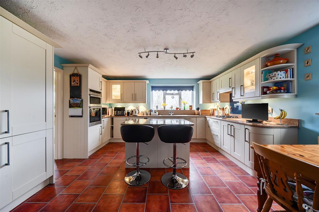 Additional image 4 of 5 bed detached house for saleDunsmore Gardens, Yateley, Hampshire GU46