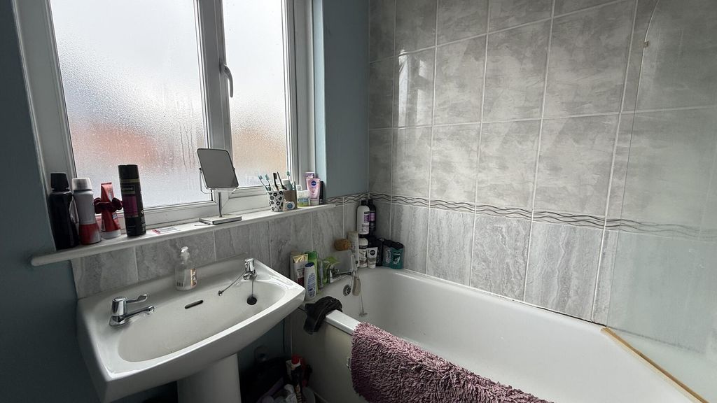 Additional image 5 of 2 bed flat for salePyle Street, Newport PO30
