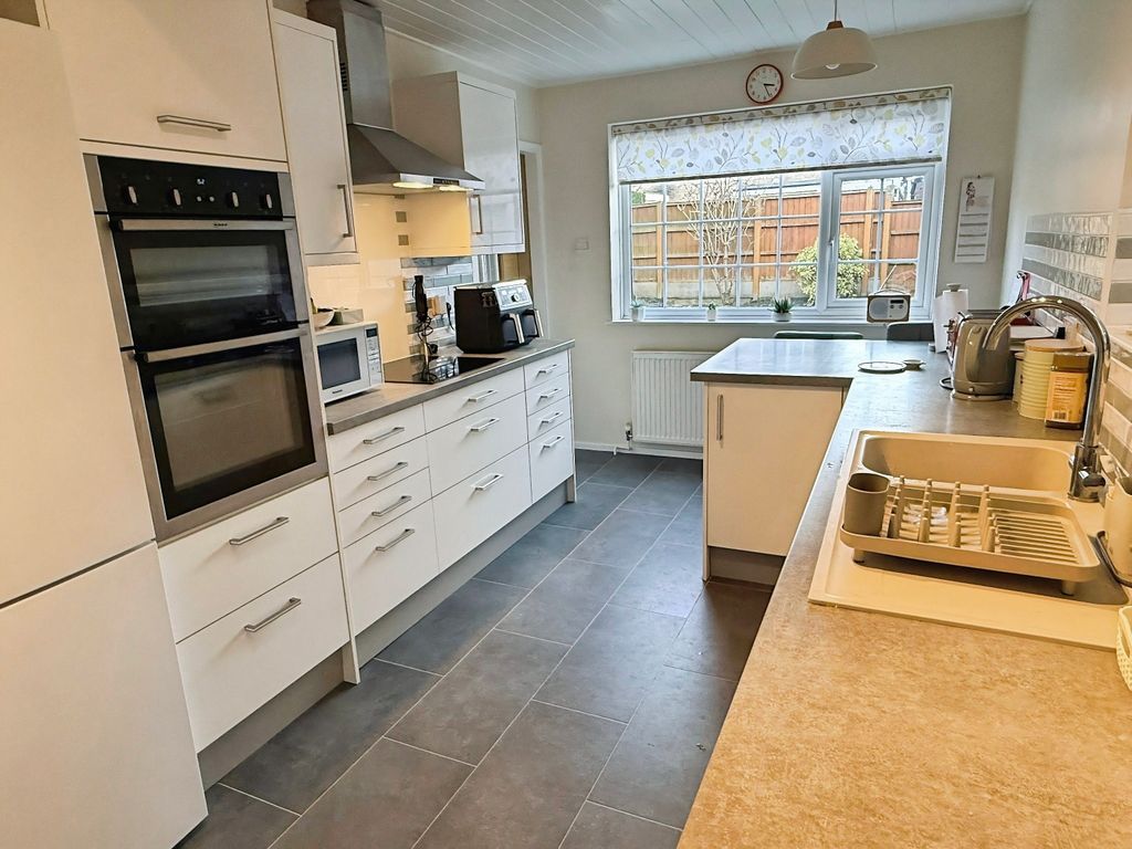 3 bed detached house for saleKensington Close, Oadby, Leicester LE2 photo 3
