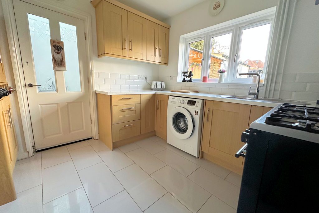 3 bed semi-detached house for saleBlakemere Crescent, Paulsgrove PO6 photo 3