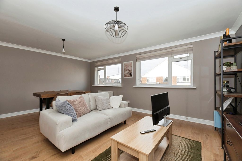 Additional image 3 of 2 bed flat for saleIdmiston Road, Worcester Park KT4