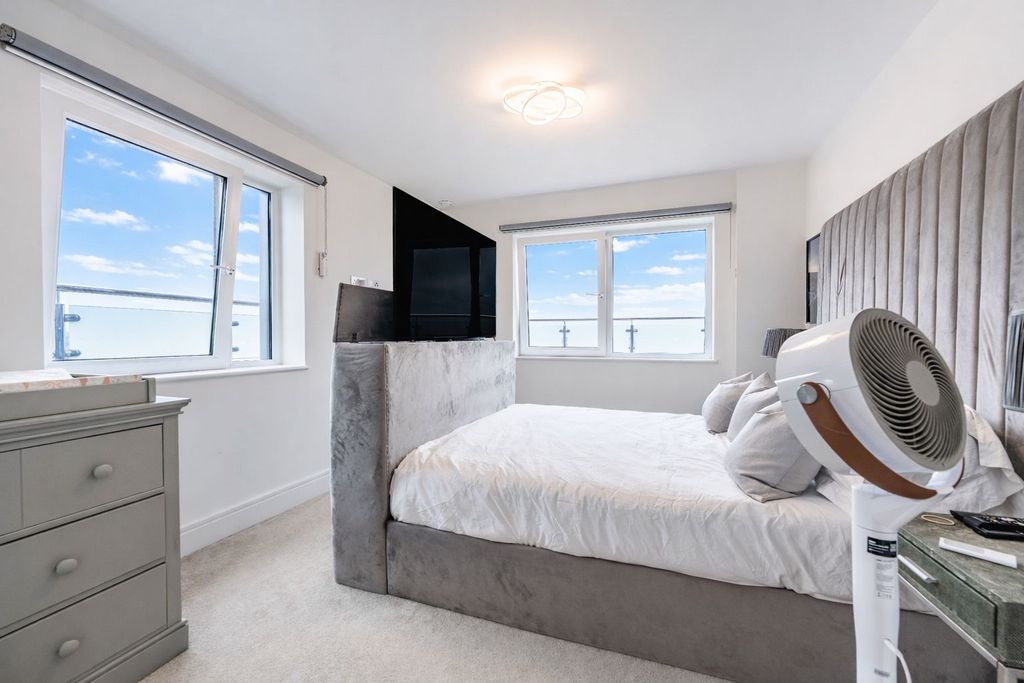 Additional image 8 of 3 bed flat for saleGranada House, Meridian Way, Southampton SO14