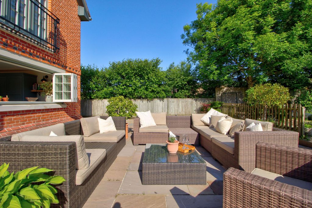 Additional image 8 of 6 bed detached house for saleThe Vale, Wokingham RG40