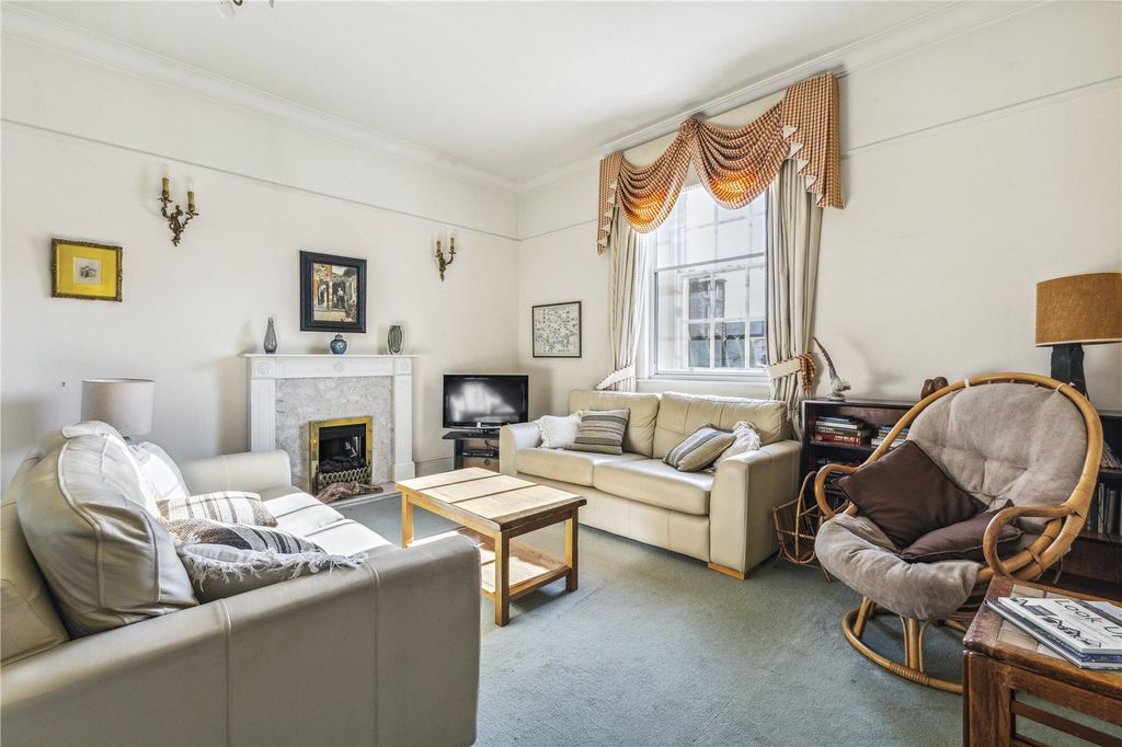 2 bed flat for salePeninsula Square, Winchester, Hampshire SO23 photo 4