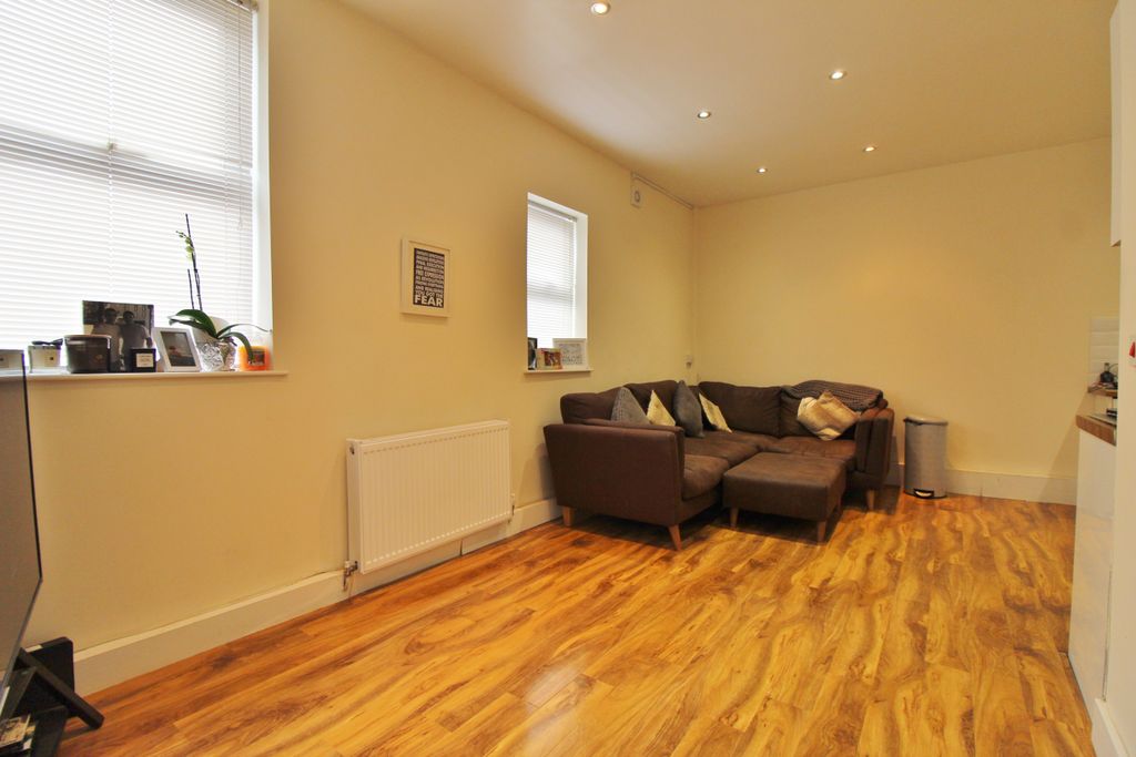 2 bed flat for saleStation Road, Copnor PO3 photo 4