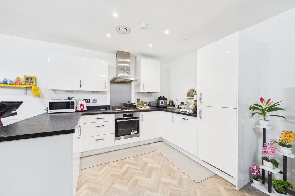 Additional image 2 of 3 bed flat for saleWellington Road, Wokingham, Berkshire RG40