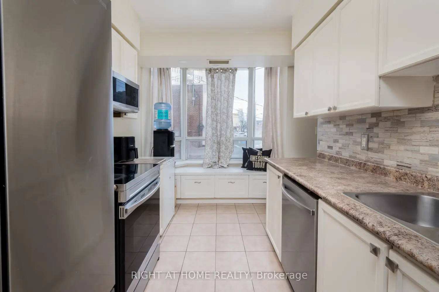 Additional image 7 of 2088 Lawrence Avenue 202