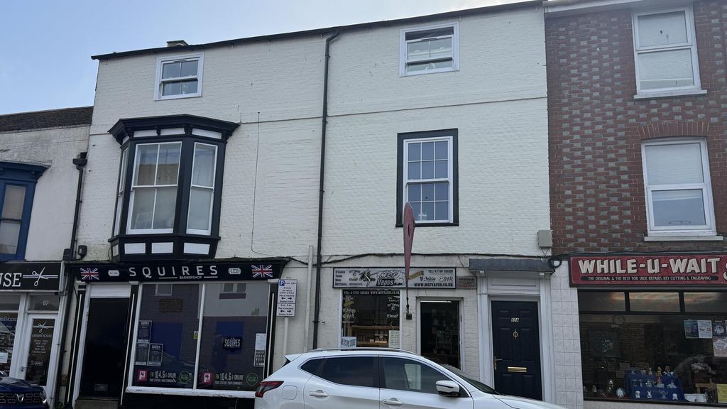 2 bed flat for salePyle Street, Newport PO30