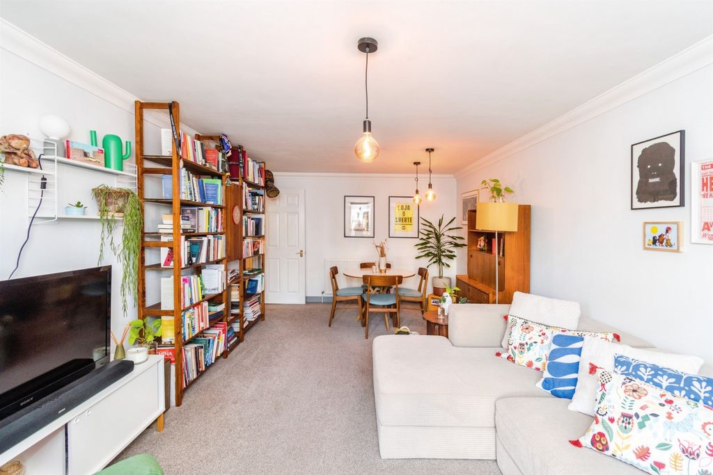 2 bed flat for saleArchers Road, Southampton SO15 photo 4