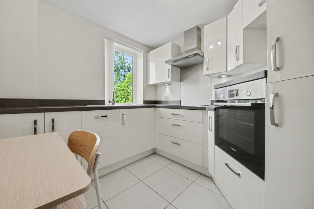 Additional image 3 of 2 bed flat for sale100 Riverdene Place, Bitterne Park SO18