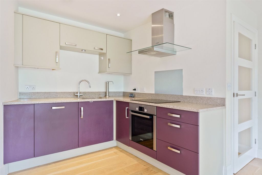 Additional image 4 of 2 bed flat for saleMilton Road, Wokingham, Berkshire RG40