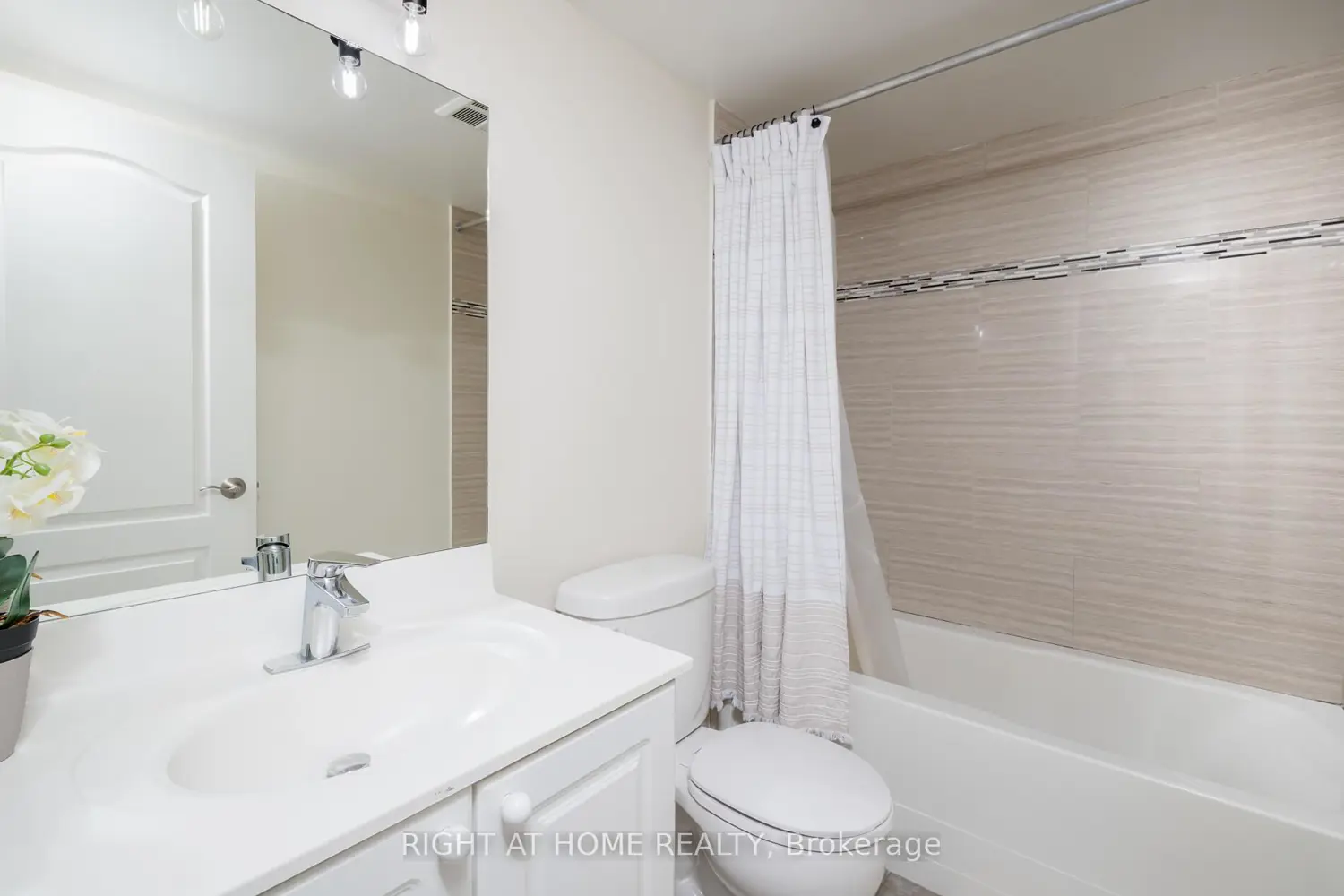 Additional image 13 of 2088 Lawrence Avenue 202