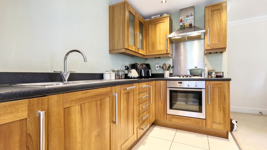 Additional image 7 of 2 bed flat for saleFlat 1 Chichester House, 45A Woodgreen, Witney OX28