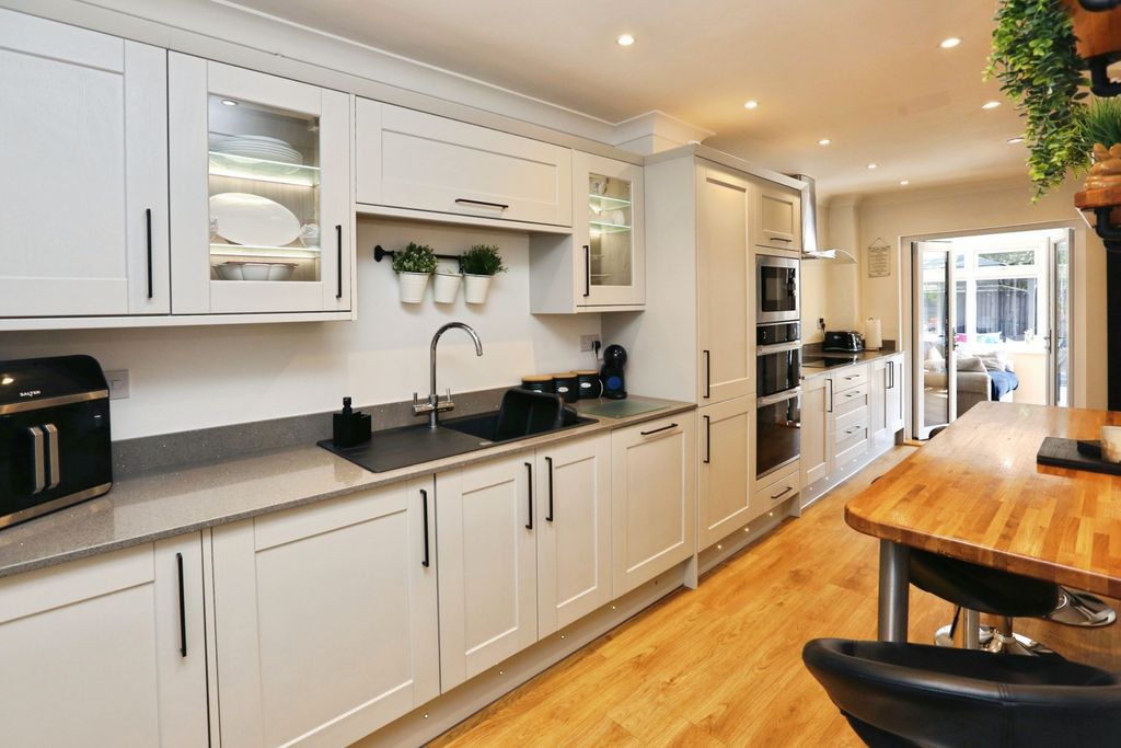 3 bed semi-detached house for saleHinkler Road, Southampton SO19