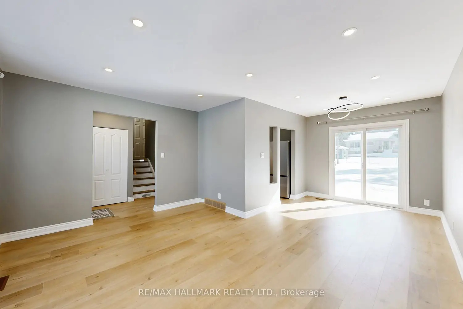 448 Loretta Crescent photo 3