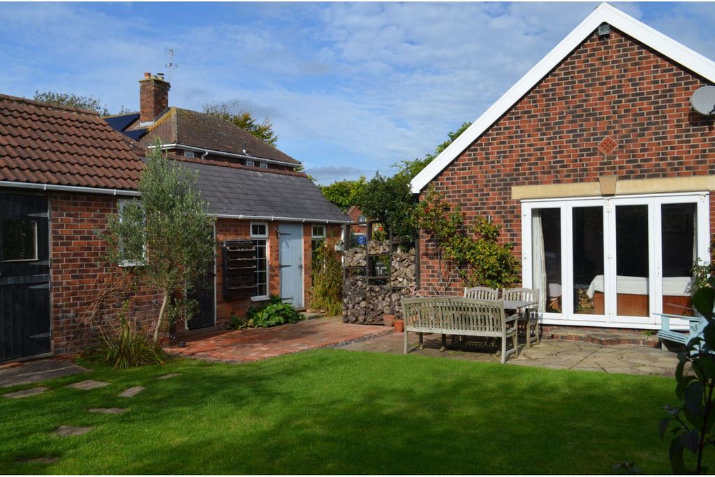 4 bed detached bungalow for saleStation Road, Willoughby LN13 photo 2
