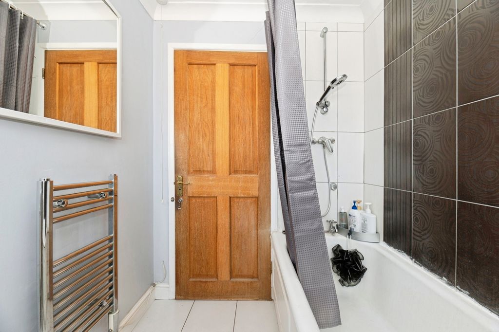 Additional image 11 of 2 bed flat for saleIdmiston Road, Worcester Park KT4