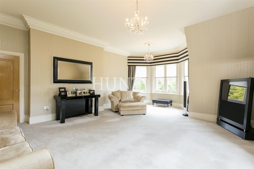 2 bed flat for saleMontague House, Repton Park, Woodford Green, Essex IG8