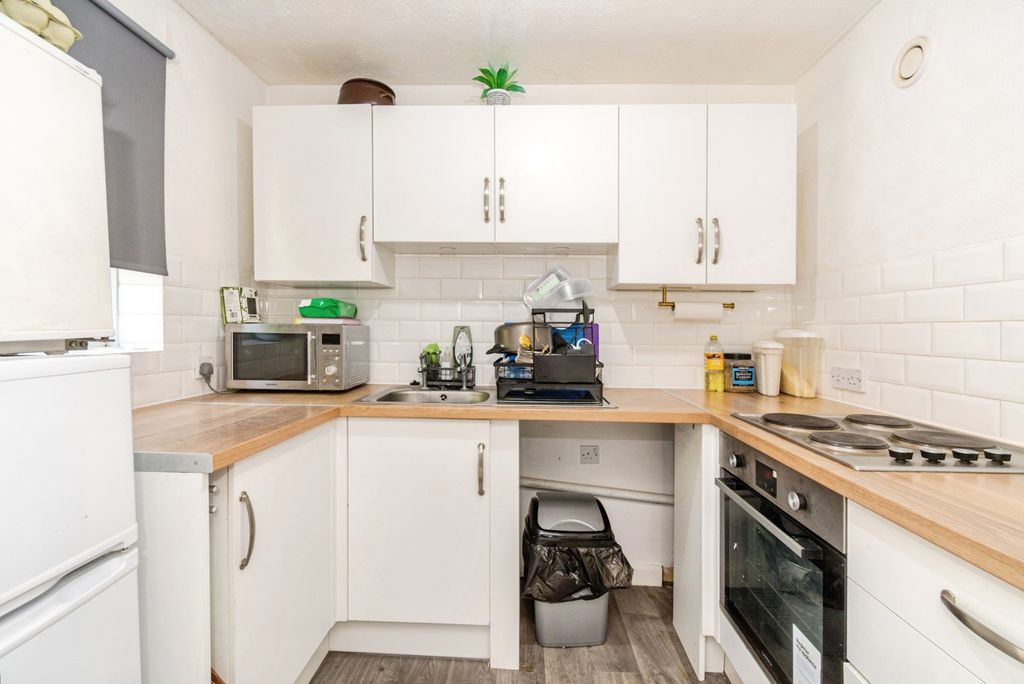 Additional image 3 of 2 bed flat for saleShirley Road, Southampton, Hampshire SO15