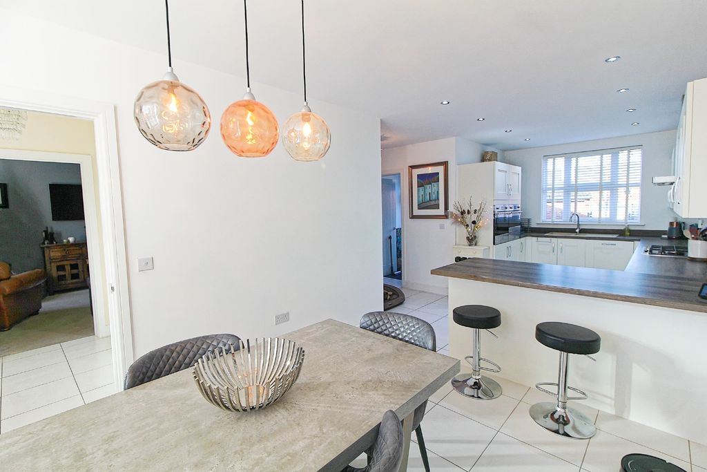 5 bed detached house for saleWindsor Way, Broughton Astley LE9 photo 3