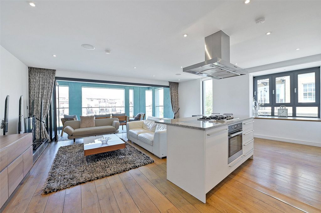 Additional image 2 of 2 bed flat for saleFarm Yard, Windsor, Berkshire SL4
