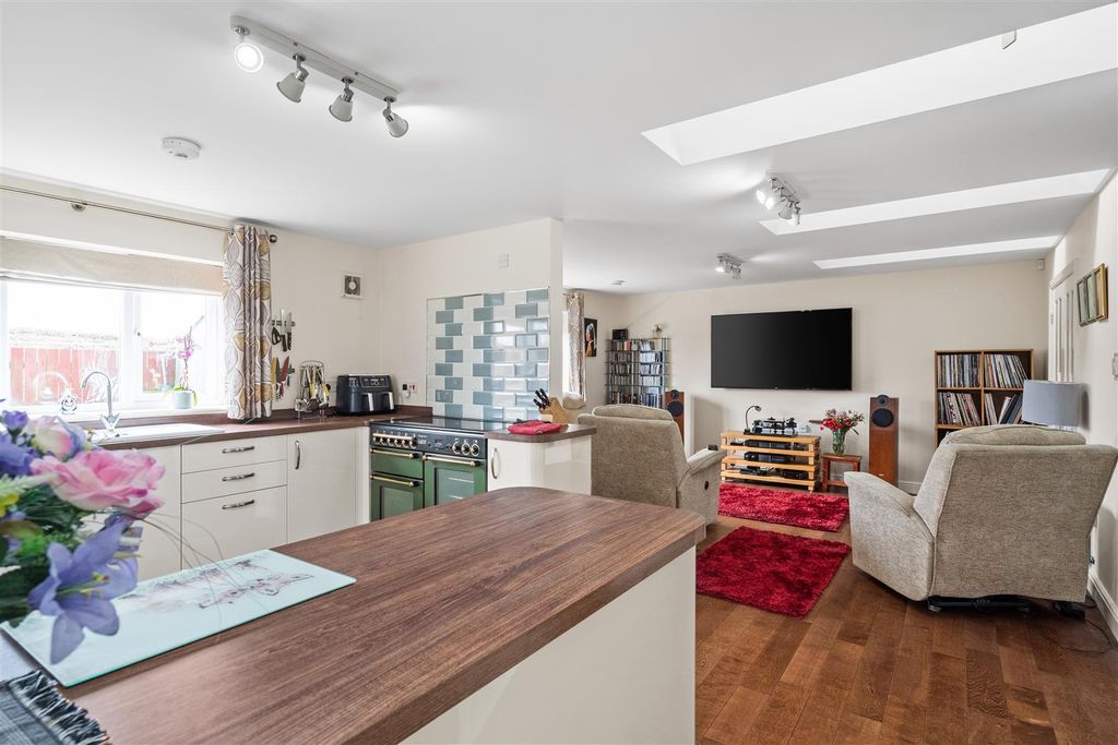 4 bed detached house for saleOwthorne Grange, Withernsea HU19 photo 5