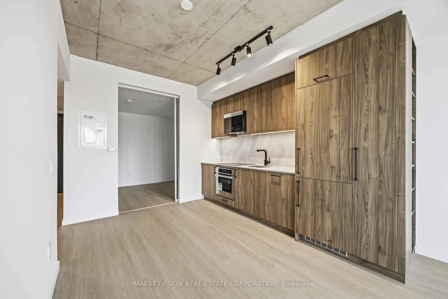 Additional image 2 of 689 The Queensway 310