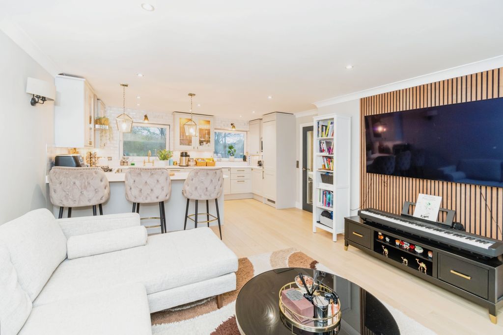 Additional image 4 of 2 bed flat for saleWinchester Road, Southampton, Hampshire SO16