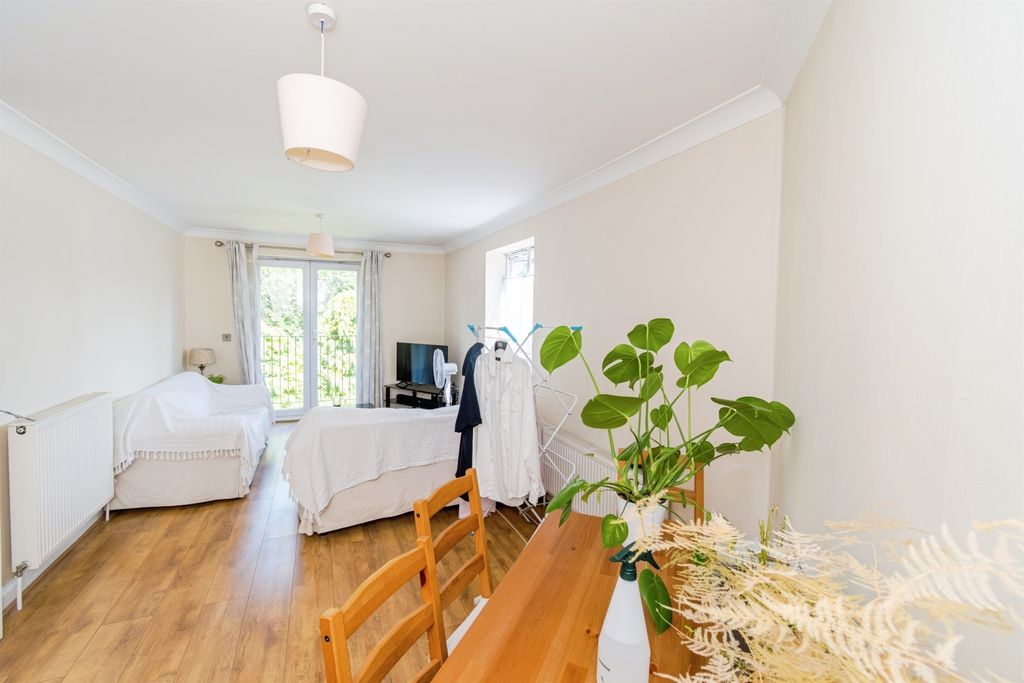 Additional image 2 of 2 bed flat for saleThe Dell, Southampton SO15