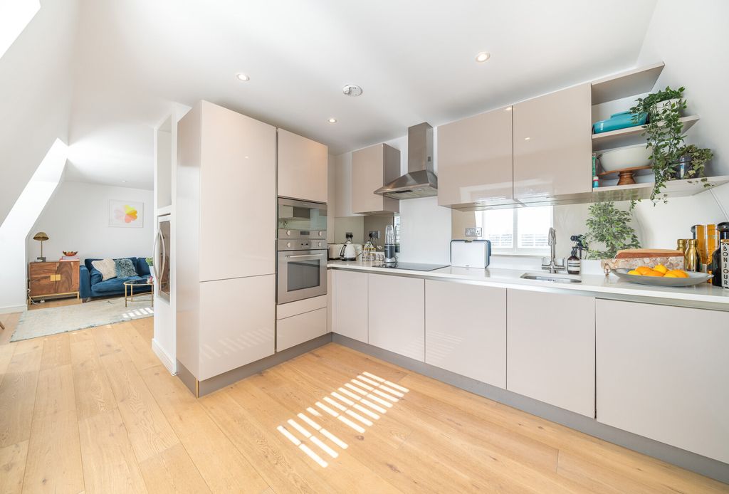 Additional image 3 of 2 bed flat for saleOrchard Court, The Avenue, Worcester Park KT4
