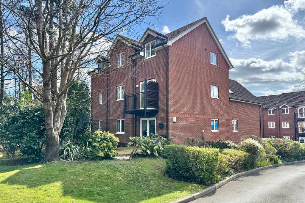 2 bed flat for saleLangtry Court, Providence Hill, Bursledon SO31