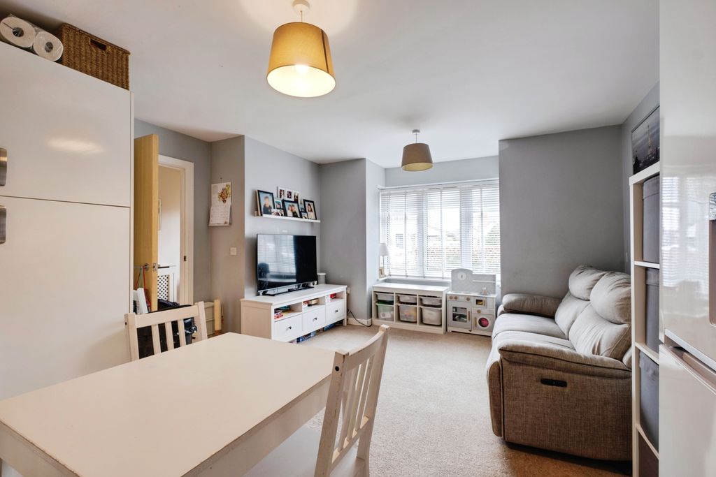 Additional image 2 of 2 bed flat for saleQueen Katherine Road, Lymington SO41