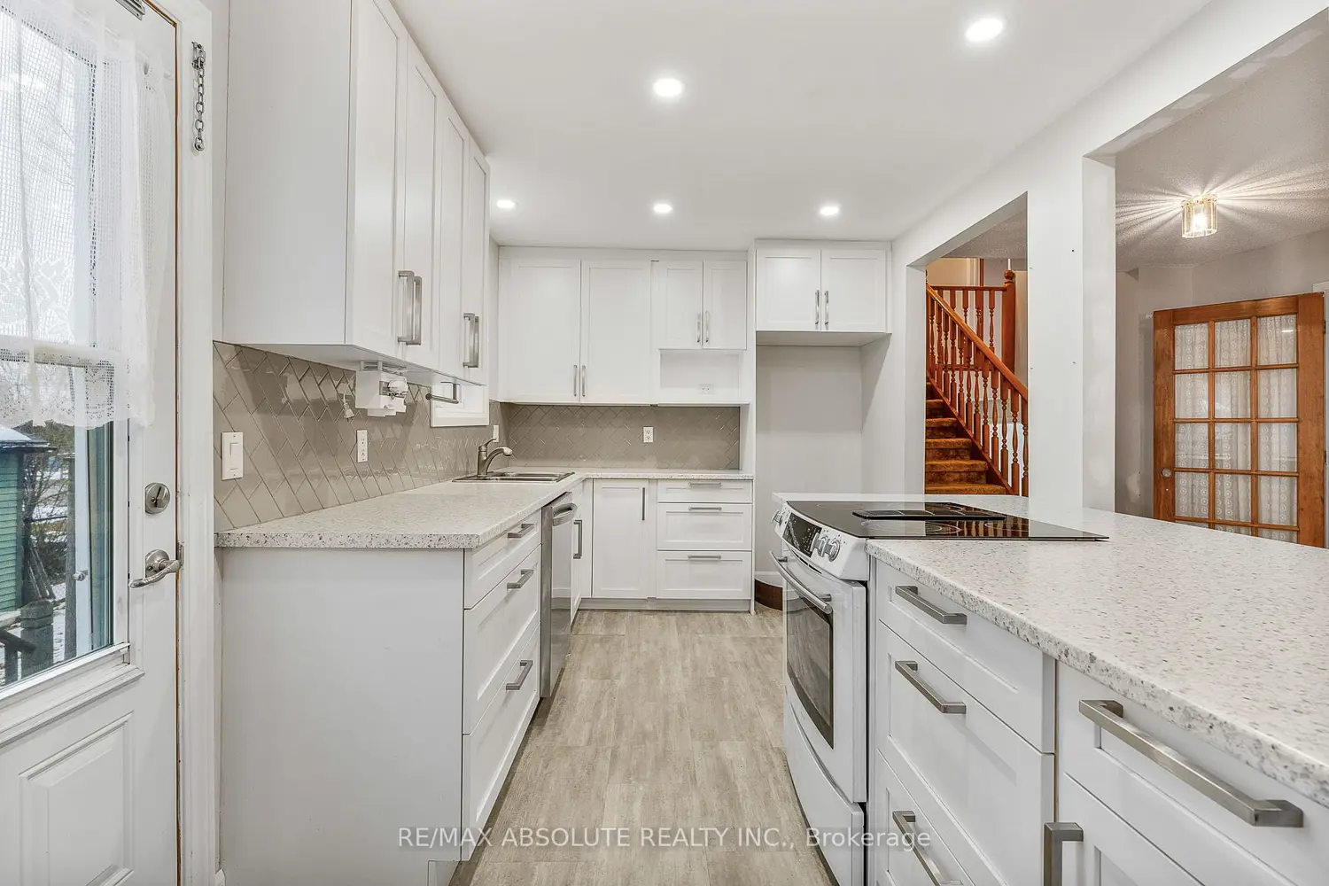 366 Charron Street photo 5