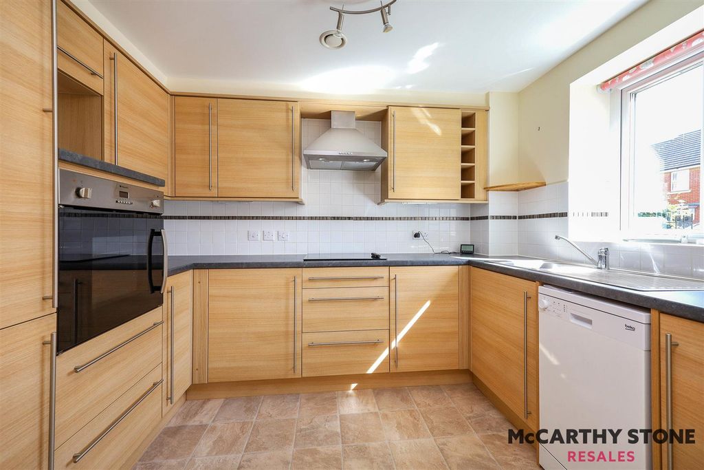 Additional image 4 of 2 bed flat for saleSomers Brook Court, Newport, Isle Of Wight PO30