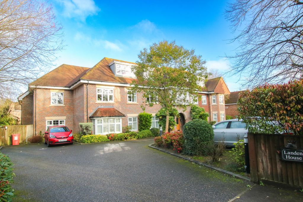 2 bed flat for saleRectory Road, Wokingham RG40