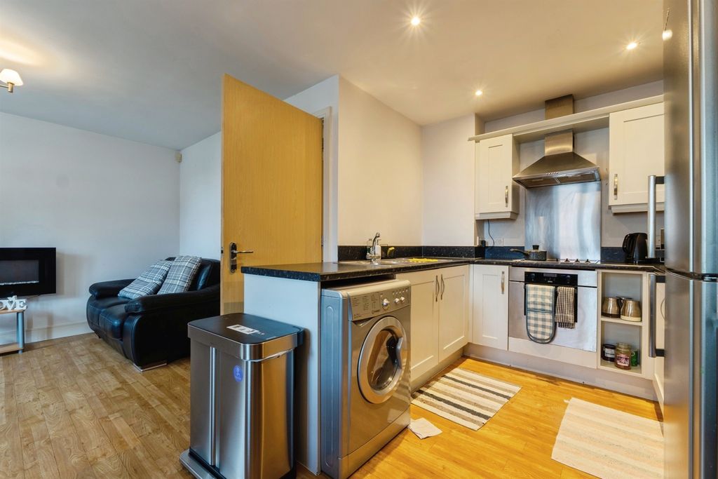 2 bed flat for saleCarty Road, Hamilton, Leicester LE5 photo 4