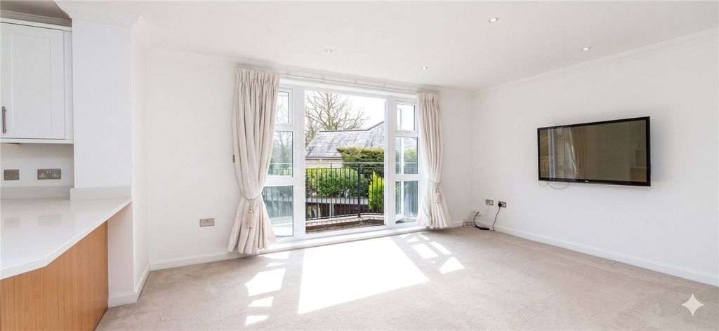 Additional image 3 of 2 bed flat for saleChasemount, Snows Ride, Windlesham GU20