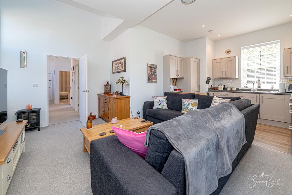 2 bed flat for saleBronte View, Whitecroft Park, Gatcombe PO30 photo 5