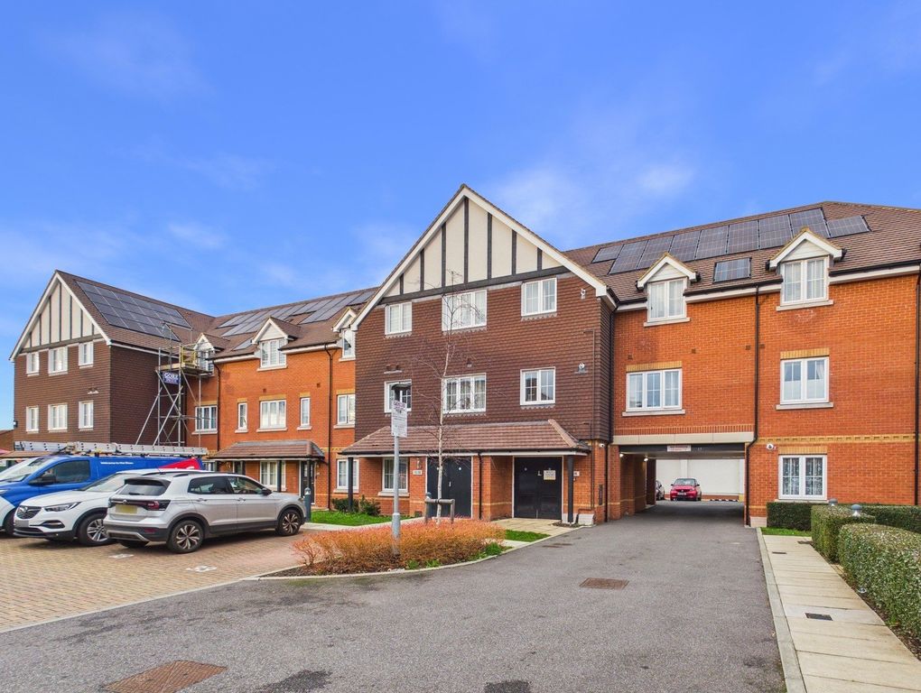 2 bed flat for saleGatehouse Close, Ashford, Surrey TW15