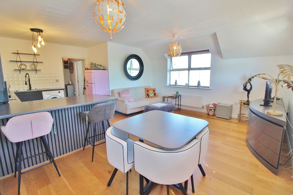 2 bed flat for saleCotton Road, Milton PO3 photo 4