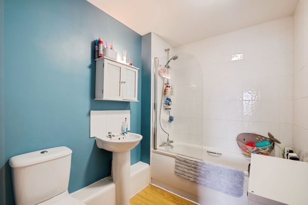 Additional image 7 of 2 bed flat for saleQueen Katherine Road, Lymington SO41