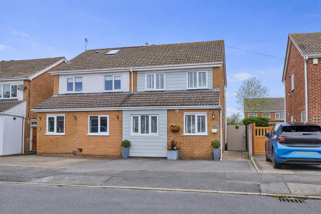 3 bed semi-detached house for saleSquires Green, Burbage LE10