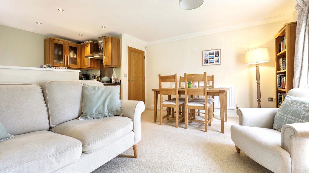 Additional image 5 of 2 bed flat for saleFlat 1 Chichester House, 45A Woodgreen, Witney OX28