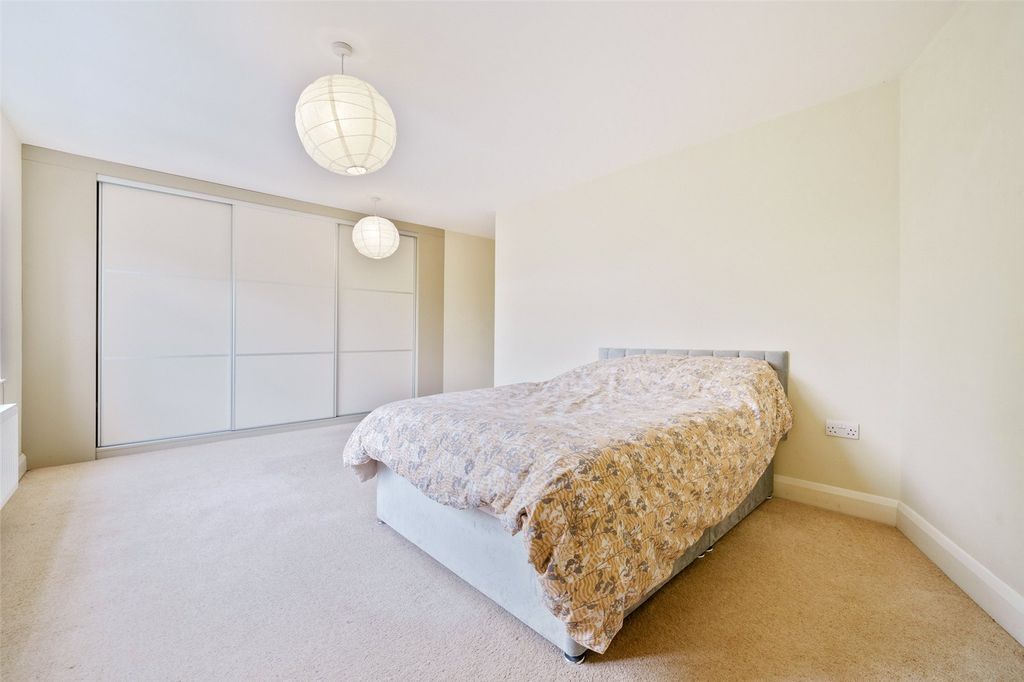 Additional image 5 of 2 bed flat for saleMilton Road, Wokingham, Berkshire RG40