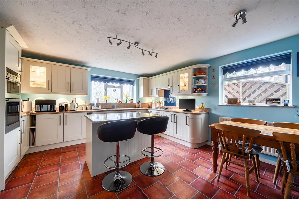 Additional image 26 of 5 bed detached house for saleDunsmore Gardens, Yateley, Hampshire GU46