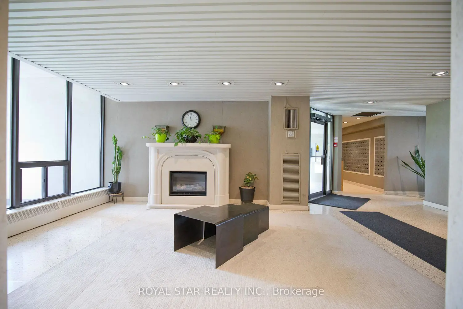 1535 Lakeshore Road 1607