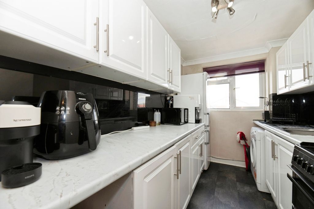 Additional image 4 of 2 bed flat for saleIdmiston Road, Worcester Park KT4