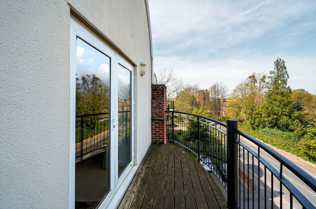 Additional image 14 of 2 bed flat for saleArchers Road, Banister Park, Southampton, Hampshire SO15