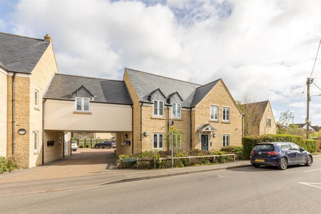 1 bed flat for saleDukes Court, Woodstock OX20