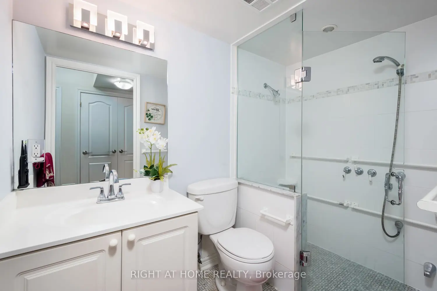 Additional image 16 of 2088 Lawrence Avenue 202